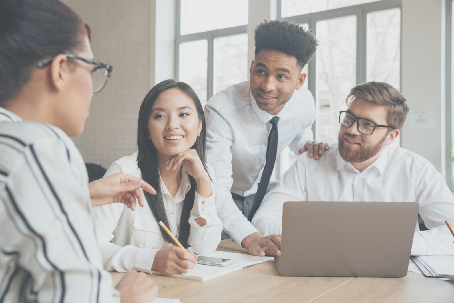 Profesionales trabajando en estrategias financieras